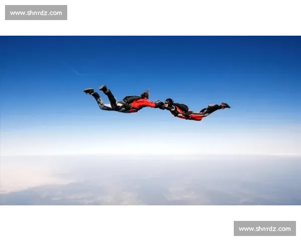 极速飞翔：翼装飞行比赛惊险瞬间与挑战极限体验